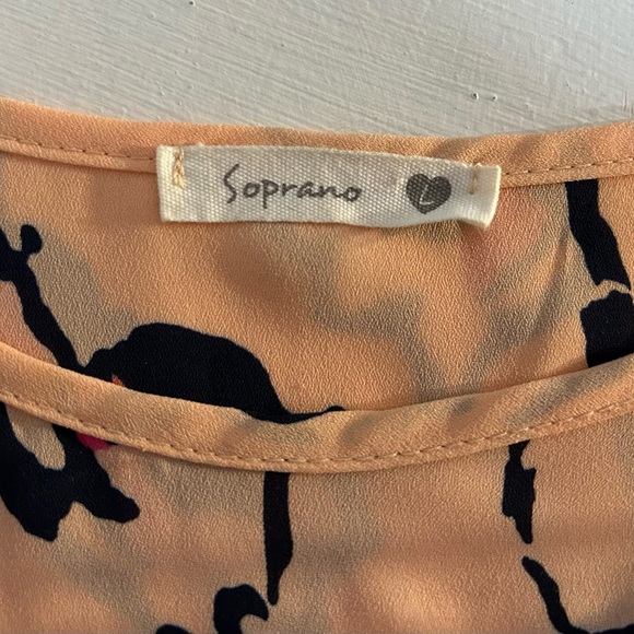 Soprano - Peach top w/ navy tulip pattern - Unique open back cutout - Size L - Picture 2 of 3